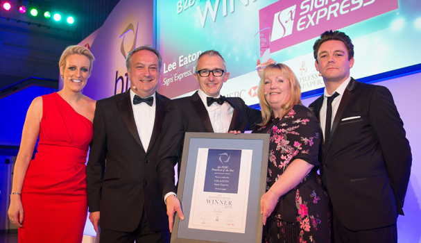 Lee Eaton of Signs Express wins Franchisee of the Year 2015