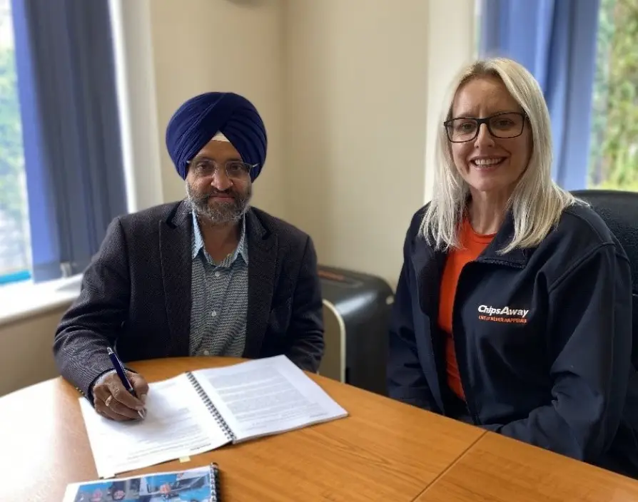Car paintwork repair specialist announces one of its longest serving franchisees renews agreement after 20 years of partnership.