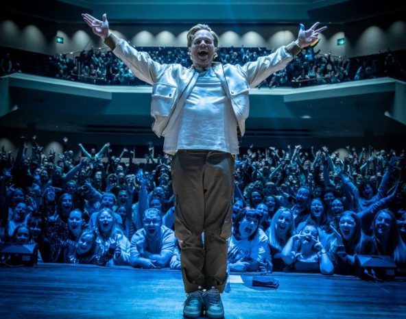 Olly Murs finds ‘Right place right time’ to inspire future stars at Stagecoach Performing Arts